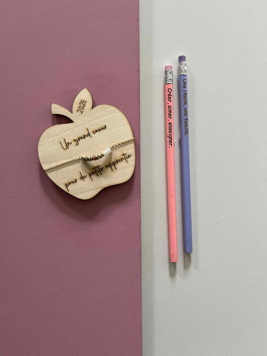 Cadeau enseignant – Pomme en bois avec bracelet ou crayons